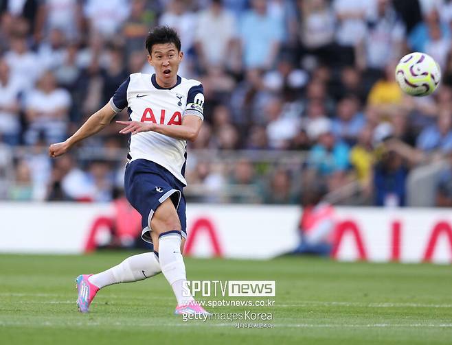 ▲ 축구통계매체 ‘스쿼카’는 13일(한국시간) 잉글랜드 프리미어리그에서 활약하는 30세 이상의 선수들을 대상으로 2023-24시즌 최고 속력을 기록한 10명의 순위를 공개했다. 해당 순위에서 1위를 당당히 차지한 선수는 손흥민이었다. 손흥민은 지난 시즌 무려 36.08km/h의 최고 속력을 달성했다.