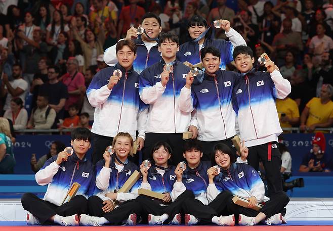 ◇지난 3일(현지시간) 프랑스 파리 샹드마르스 경기장에서 열린 2024 파리올림픽 유도 혼성단체전 동메달결정전에서 독일을 꺾고 동메달을 따낸 한국 선수들이 동메달을 목에 걸고 포즈를 취하고 있다. 연합뉴스