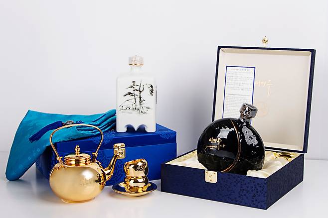 전주이강주 55도 신제품들. 왼쪽이 금주전자 세트(사각 도자기병, 금주전자, 금잔, 잔받침으로 구성), 오른쪽은 금잔 달병 세트(초승달을 디자인한 블랙 도자기병, 금잔 2개 구성). 금주전자 세트는 70만원, 금잔 달병 세트는 18만원이다. /전주이강주