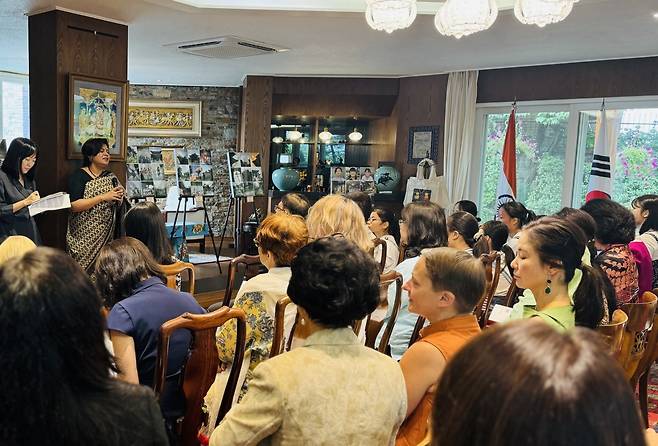 Surabhi Kumar , spouse of Indian Ambassador to Korea speaks at at the "Happy Seoul" exhibition held at India House in Yongsan-gu, Seoul, Friday. (Sanjay Kumar/ The Korea Herald)