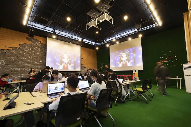 13일 대전 도룡동 e스포츠경기장 드림아레나에 마련된 AI 창작존에서 행사에 참석한 이들이 AI를 활용해 자신의 캐릭터를 만들어보는 모습. 스마일게이트