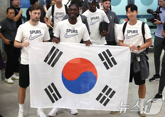 잉글랜드 프리미어리그 토트넘의 손흥민을 비롯한 선수단이태극기를 들고 입국하는 모습.. /뉴스1 ⓒ News1 임세영 기자