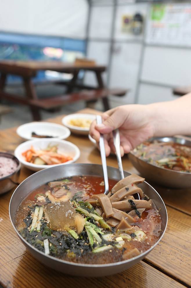 ‘원조할머니묵집’의 음식. 박미향 기자