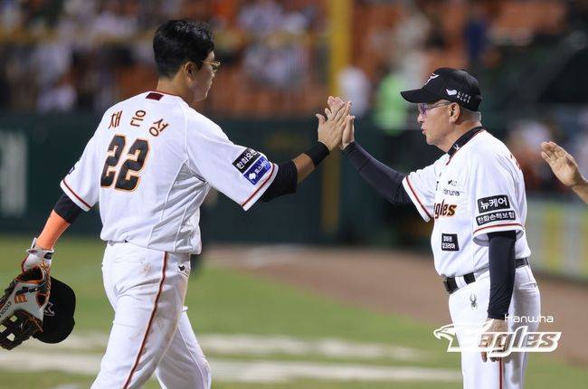 한화 채은성(왼쪽)이 김경문 감독과 승리의 기쁨을 나누고 있다. /한화 이글스 제공