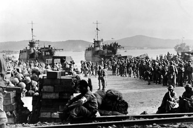 제2차 세계대전 도중인 1944년 8월 프랑스 남부 프로방스에서 단행된 연합군의 대규모 상륙(작전명 ‘드라군’) 모습. 올해는 프로방스 상륙작전 80주년이 되는 해다. AFP연합뉴스