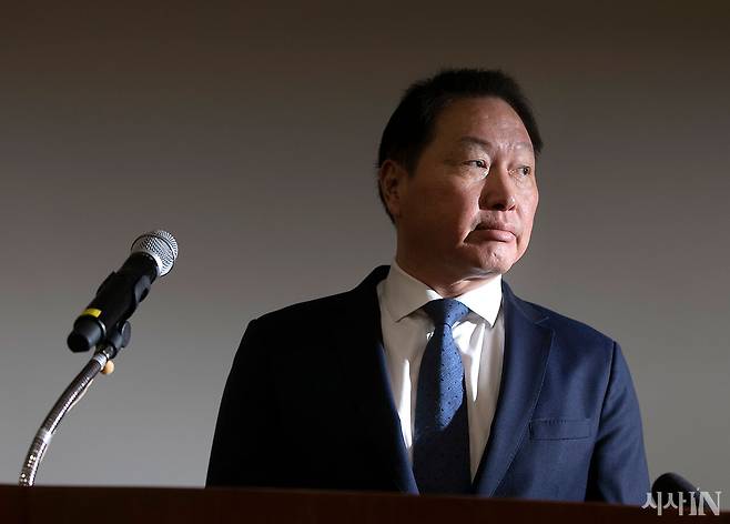 재무 상황이 악화됨에 따라 SK그룹에 대한 시장의 평가가 달라지고 있다. 위는 최태원 SK그룹 회장. ⓒ시사IN 이명익