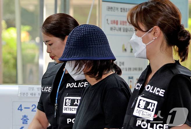 유네스코 세계문화유산 조선왕릉 선릉을 훼손한 50대 여성 A씨가 16일 오후 서울 서초구 서울중앙지법에서 구속 전 피의자심문(영장실질심사)을 받기 위해 법정으로 이동하고 있다. A씨는 지난 14일 선릉 성종대왕릉에 구멍을 파 훼손한 혐의(문화유산법 위반 등)를 받는다. 2024.8.16/뉴스1 ⓒ News1 장수영 기자