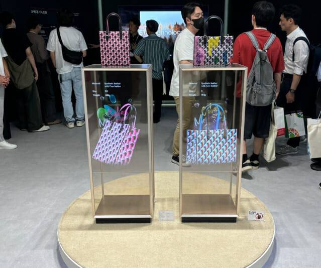 LG디스플레이는 'K-디스플레이 2024' 전시회에서 30인치 HD 투명 OLED를 선보였다. (사진=지디넷코리아)