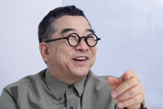 12일 서울 중구 한국일보사를 찾은 가수 김수철은 지금껏 발표한 곡 중 가장 아끼는 노래로 '생각나는 사람' '외로운 침묵' '난 어디로'를 꼽은 뒤 "내가 좋아하는 곡은 다 망했다"면서 껄껄 웃었다. 임은재 인턴기자