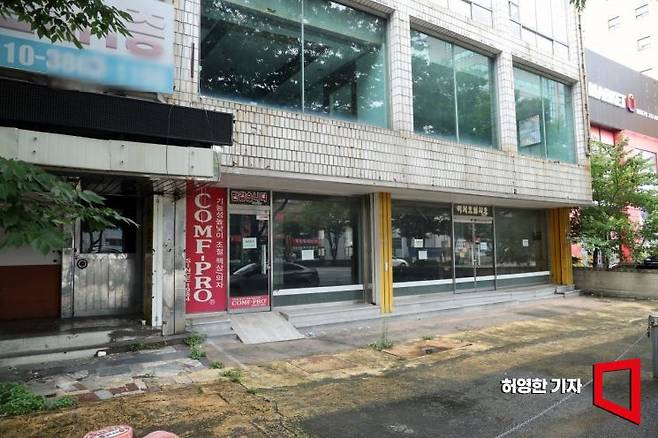 울산 시내 한 건물이 통쨰로 비어 있다.