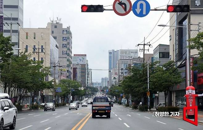 울산 시청 앞 구도심 거리. 울산은 현대중공업, 현대차, 현대모비스, SK, 모비스, 에쓰오일, 고려아연 등 내로라하는 국내 굴지의 기업이 모여있는 도시고, 1인당 지역내총생산(GRDP)이 전국에서 가장 많은 ‘부자’ 광역시기도 하다. 하지만 주말이 되면 울산을 빠져나가 서울이나 인근 도시로 소비 유출이 되면서 골머리를 앓고 있다.