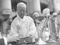 제헌국회의 국회의장인 이승만 박사가, 1948년 7월 17일 대한민국 정부가 수립된 이후 우리 역사에서 최초로 헌법에 의한 통치라는 민주공화정의 이념을 기초로 한 제헌 헌법에 서명한 후, 국회에서 기념 연설하는 모습. /조선일보 DB