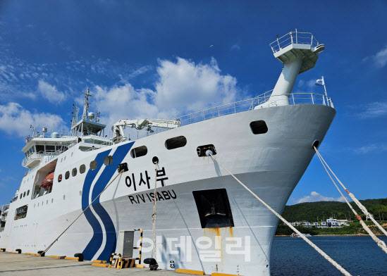 지난 13일 KIOST 남해연구소가 위치한 경남 거제시 장목면 앞바다에 정박해 있는 이사부호(사진=해수부)