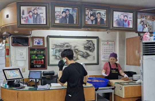 대선칼국수는 대전시민 뿐 아니라 전국적으로 소문난 맛집이다. 벽에 식당을 방문한 유명인들의 사진이 걸려 있다.
