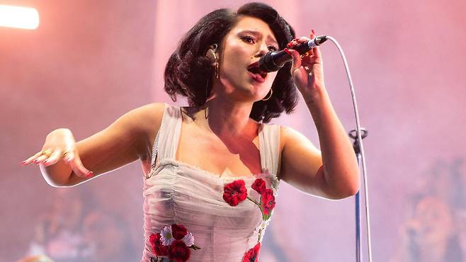 팬들이 만든 레이(RAYE)의 싱글 'Escapism(에스케이피즘)'의 빠른 버전이 아티스트의 차트 상승에 기여했다