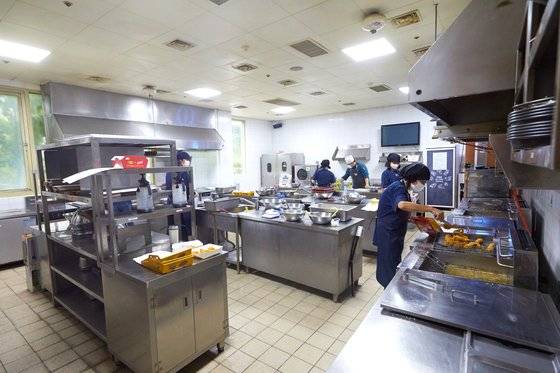 외식 사업가 양성 기관인 치킨대학 조리장에서는 BBQ를 창업하기 위해 교육생들이 열심히 실습 중이다.