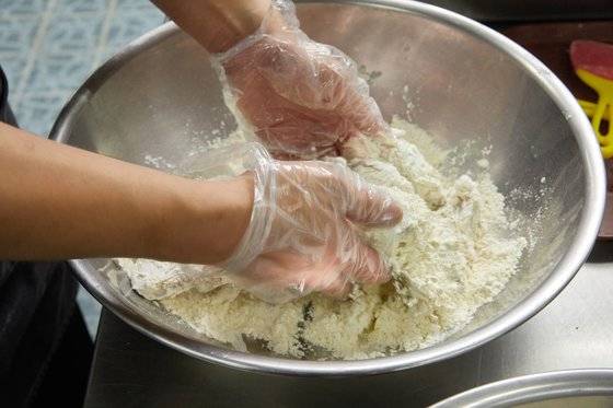 반죽한 닭에 다시 한번 가루반죽을 입혀 튀김컬을 만들어준다.