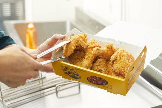 완성된 치킨은 소비자들이 좋아하는 날개와 다리가 뚜껑을 열면 먼저 보이게 배치하는 게 중요하다.