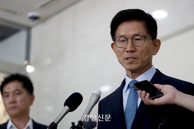 김문수 고용노동부 장관 내정자가 지난 1일 인사청문회 준비사무실이 있는 서울 강남고용노동지청에서 기자들의 질문에 답하고 있다. 문재원 기자