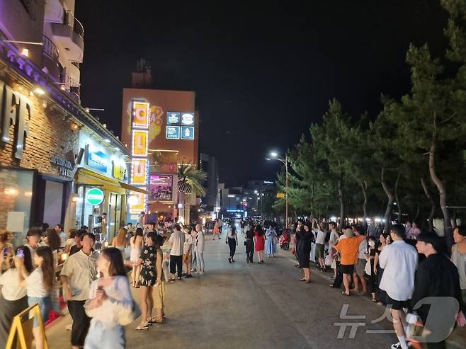 지난해 성수기 '섶세권' 'MZ 성지'로 불린 양양군 인구해변의 여름밤 모습.(뉴스1 DB)