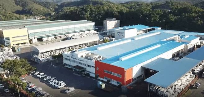 LG전자는 수거한 폐가전에서 원재료를 분리하는 '칠서 리사이클링센터(CRC)'를 2001년부터 경남 함안군에서 운영하고 있다.
