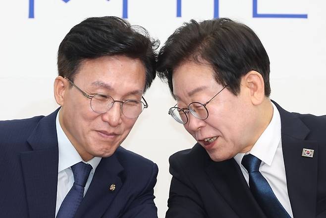 이재명 더불어민주당 대표(오른쪽)와 김민석 최고위원이 지난 19일 서울 여의도 국회에서 열린 최고위원회의에서 대화하고 있다. 뉴시스