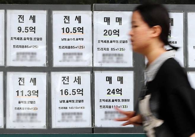 서울 송파구 부동산중개업소에 전세를 비롯한 매물 안내문이 붙여있다. 사진=뉴스1