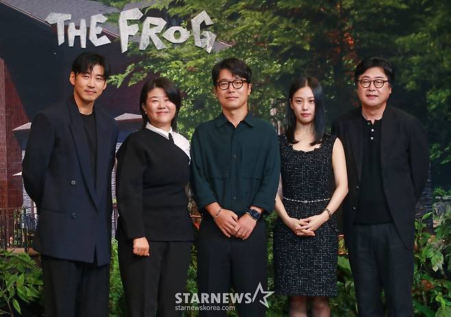 배우 윤계상, 이정은, 모완일 감독, 배우 고민시, 김윤석이 21일 오후 서울 강남구 조선 팰리스 호텔에서 진행된 넷플릭스 오리지널 시리즈 '아무도 없는 숲속에서' 제작발표회에 참석해 포즈를 취하고 있다. 한여름 찾아온 수상한 손님으로 인해, 평온한 일상이 무너지고 걷잡을 수 없는 사건에 휘말리게 되는 사람들의 이야기를 그린 서스펜스 스릴러 '아무도 없는 숲속에서'는 오는 23일 공개된다. /2024.08.21 /사진=이동훈