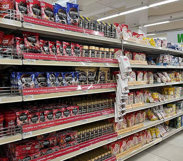 지난달 3일 필리핀 수도 마닐라의 대형 마트에 스위스 식품업체 네슬레의 커피믹스가 진열돼 있다. 마닐라=허경주 특파원