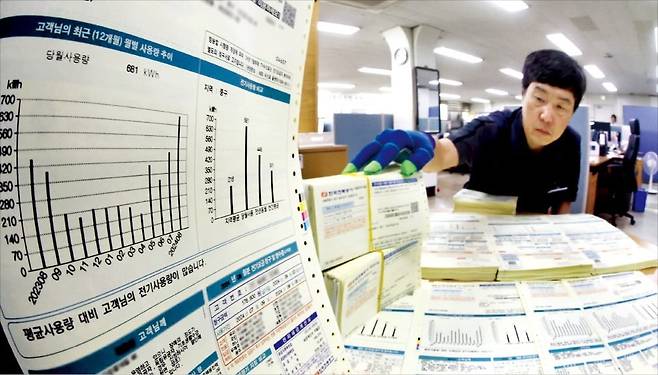 기록적인 폭염으로 ‘전기료 폭탄’ 우려가 커지는 가운데 지난 20일 한국전력 서울본부 직원이 가정용 전기요금 고지서를 분류하고 있다. /김범준 기자