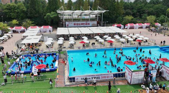 지난 10일 인천 연수구 송도달빛공원에서 개막한 신(新) 송도해변축제에서 시민들이 물놀이 등을 즐기고 있다. 조병석기자