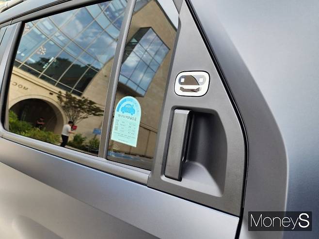 캐스퍼 일렉트릭의 로봇 표정 배지 /사진=박찬규 기자