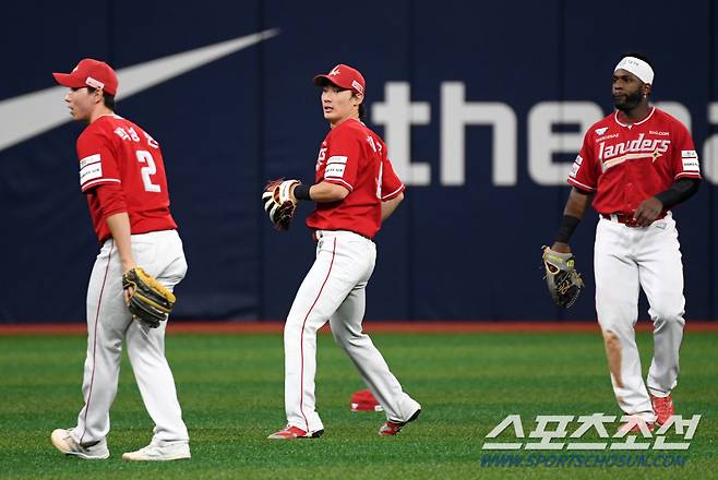 8일 서울 고척스카이돔에서 열린 키움 히어로즈와 SSG 랜더스의 경기. 6회말 2사 1,3루 키움 변상권 타구를 처리하지 못한 SSG 박성한, 최지훈, 에리디아가 아쉬워하고 있다. 고척=박재만 기자 pjm@sportschosun.com/2024.08.08/
