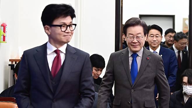 한동훈 국민의힘 비상대책위원장과 이재명 더불어민주당 대표가 29일 서울 여의도 국회 민주당 대표실에서 회동을 위해 입장하고 있다. 2023.12.29/뉴스1