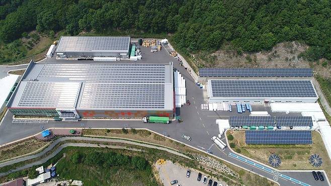 사진은 신성이엔지 용인사업장 전경. 모든 건물의 옥상과 유휴 부지에 태양광 패널이 설치돼 있다./신성이엔지 제공