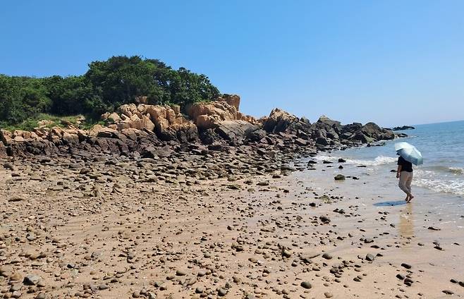 실미도 공작원들의 막사가 있던 곳은 아름다운 해변이다. 실미도는 현재 외국인 소유로 알려져 있다. 2024년 6월의 모습. 고경태 기자