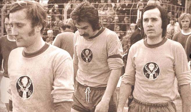 1973년 3월 24일 아인트라흐트 브라운슈바이크(Eintracht Braunschweig)는 예거마이스터 로고가 들어간 셔츠를 처음 입고 샬케와 대결해 1-1 무승부를 기록했다. 사진 속 브라운슈바이크 선수들의 셔츠에는 예거마이스터 로고 옆에 클럽의 이니셜인 E와 B가 적혀 있다. 사진=예거마이스터 엑스