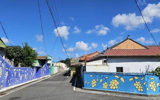 포항의 옛 미쯔와 포도원 자리 건너편 영일동 에 ‘청포도 문학공원’이 조성돼 있다. 주변 마을 집 담벼락에는 청포도 그림을 그려 넣었다.