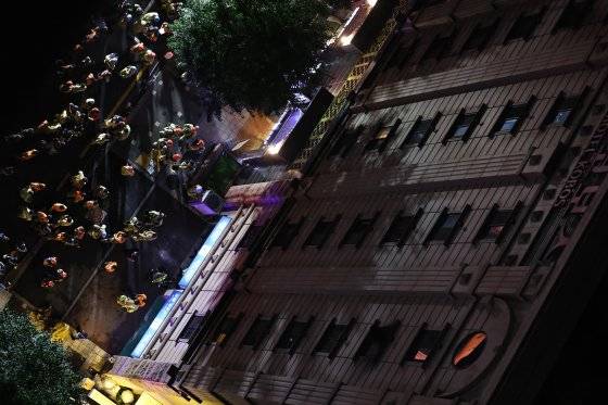 22일 오후 경기 부천시 원미구 중동의 한 숙박업소에서 화재가 발생해 화재진압을 마친 소방대원들이 실종자 수색작업을 벌이고 있다. 뉴스1