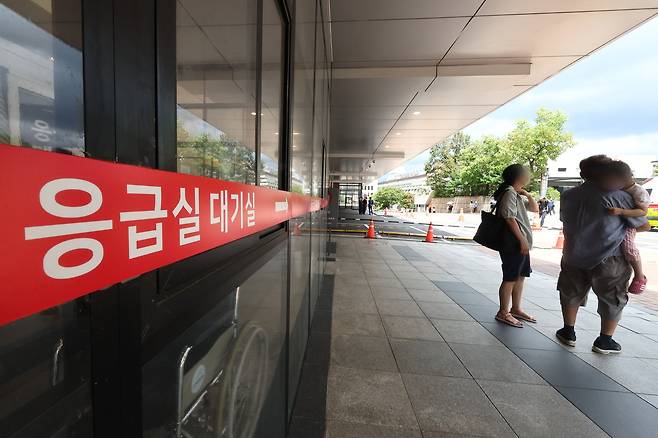 정부가 중증·응급환자의 진료공백을 최소화하기 위해 경증,비응급환자의 진료비 부담률을 50~60%에서 90%로 높이기로 했다. 사진은 한 응급실의 모습. 연합뉴스