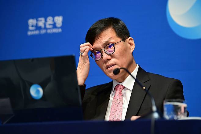 22일 한국은행이 13번 연속 금리를 동결했다. 경기부진에도 집값 자극 우려가 있다는 이유에서다. 대통령실이 “아쉽다”는 공식 입장을 내는 이례적인 상황까지 벌어졌다. 이창용 한은 총재가 이날 서울 중구 한국은행에서 열린 금융통화위원회 직후 가진 기자간담회에서 머리를 긁고 있다. <사진공동취재단>