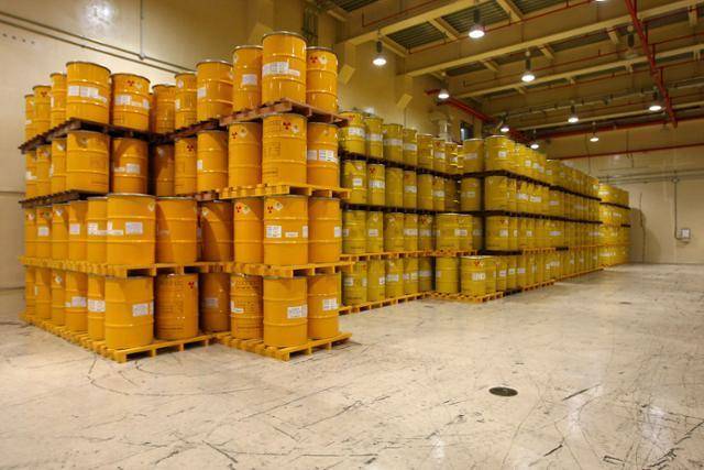 경북 경주시 중·저준위 방사성폐기물처분장에 방폐물이 담긴 드럼이 쌓여 있다. 원전 해체 후 나오는 방폐물도 이곳으로 옮겨질 예정이다. 한국원자력환경공단 제공