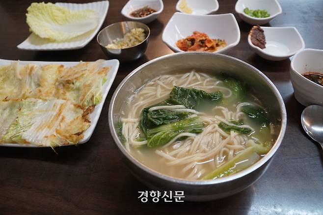 ‘안동집 손칼국시’의 손국시와 배추전. 콩가루를 섞어 만든 국수면이 담백하고 향긋하다. 노정연 기자