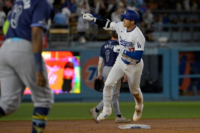미국 캘리포니아주 로스앤젤레스 LA 다저스 지명타자 오타니 쇼헤이가 지난 23일(현지시각) 탬파베이 레이스와의 홈경기에서 9회 시즌 40호 끝내기 만루홈런으로 베이스를 돌고 있다. /사진=로이터