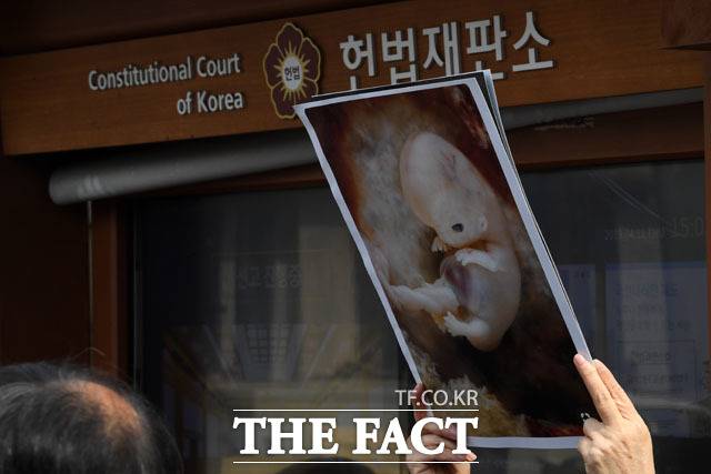 형법상 자기낙태죄가 2019년 4월 헌법불합치 판정을 받았지만 국회에서 개정 법안이 마련되지 않은 상태로 낙태죄가 효력을 잃으면서 낙태수술 '자체'만 합법화돼 병원마다 임신 주차별 낙태수술 기준을 다르게 적용하는 등 법안 미비로 인한 혼란이 이어지고 있어 낙태 가능 시기에 대한 통일된 기준 마련 등 입법 보완이 시급하다는 지적이 나온다. /남윤호 기자