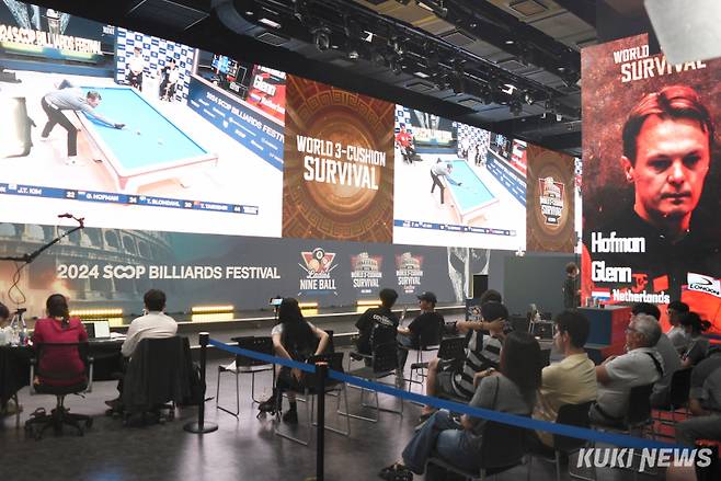 서울시 송파구 ‘비타500 콜로세움’에서 ‘2024 월드 3쿠션 서바이벌’ 준결승전이 시작됐다. 현장을 찾은 팬들이 아프리카TV 중계 화면을 보고 있는 모습. 사진=이영재 기자