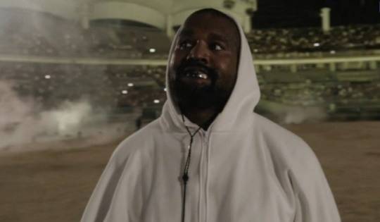 래퍼 칸예 웨스트의 아내 비앙카 센소리의 파격 노출을 막은 건 할리우드 스타 킴 카다시안의 조언 덕분이었다. / 사진 = 유튜브