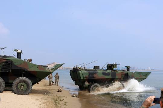 한미 해군·해병대가 경북 포항 일대에서 연합상륙훈련인 2024년 쌍룡훈련을 하는 가운데 25일 포항 해안에서 미 해병대의 최신 차륜형 상륙장갑차 ACV가 바다로 돌진하고 있다. 연합뉴스