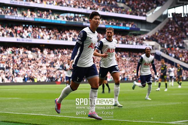 ▲ 토트넘 홋스퍼는 24일(한국시간) 영국 런던의 토트넘 홋스퍼 스타디움에서 열린 2024-25시즌 잉글랜드 프리미어리그 2라운드에서 에버튼에 4-0 대승을 거뒀다. 이날 토트넘의 최전방 공격수로 선발 출전한 손흥민은 시즌 첫 골과 2호 골을 넣으며 포효했다.
