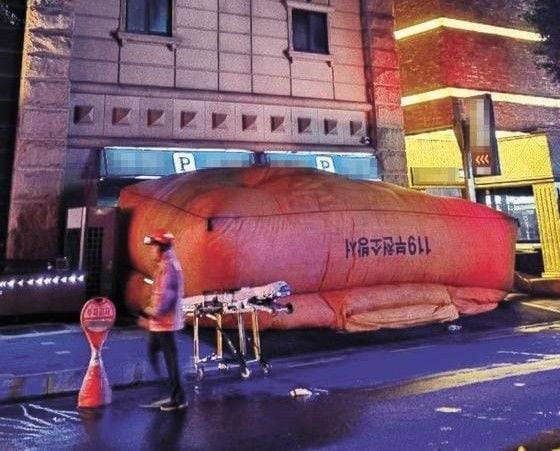 지난 22일 오후 경기도 부천시 원미구 중동의 한 호텔 화재 현장에서 남녀 투숙객이 추락한 뒤 뒤집혀 있는 에어매트. /연합뉴스